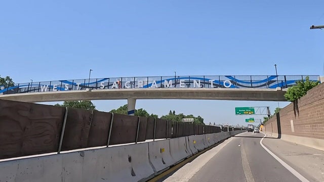 rc-vo-west-sacramento-pedestrian-bridge-sign.jpg 