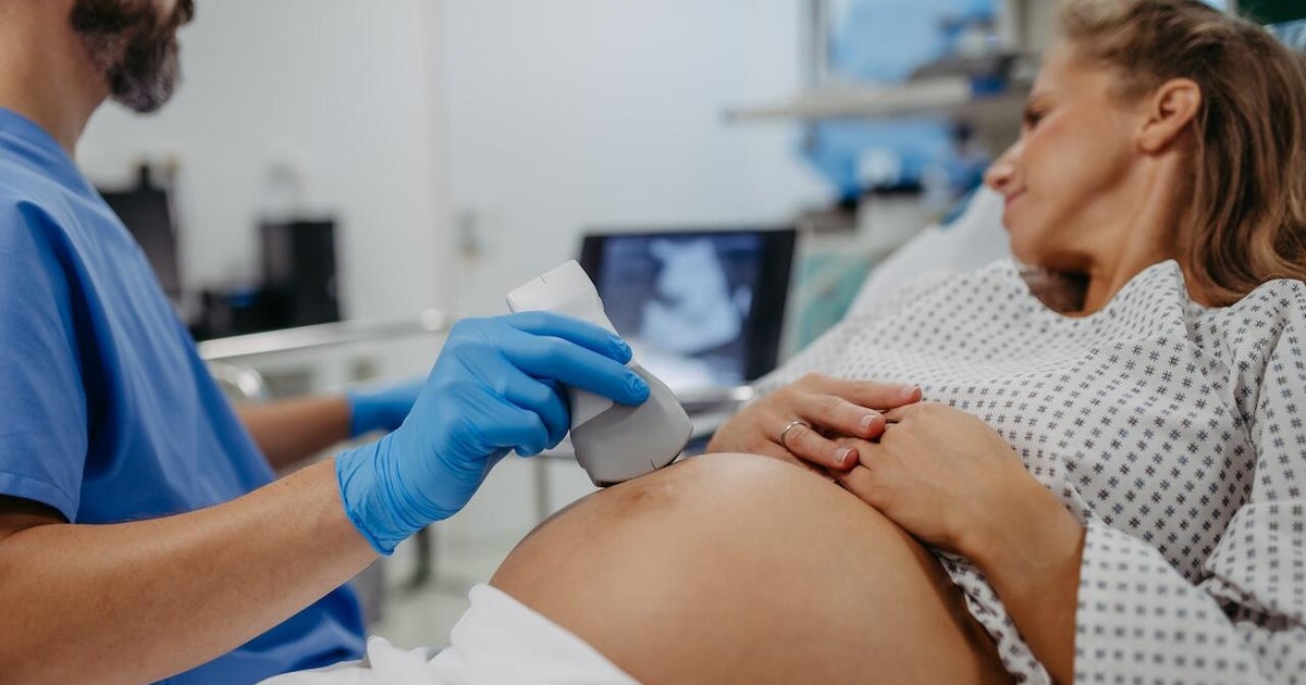 Average age of moms giving birth in U.S. rises to nearly 30 years old 