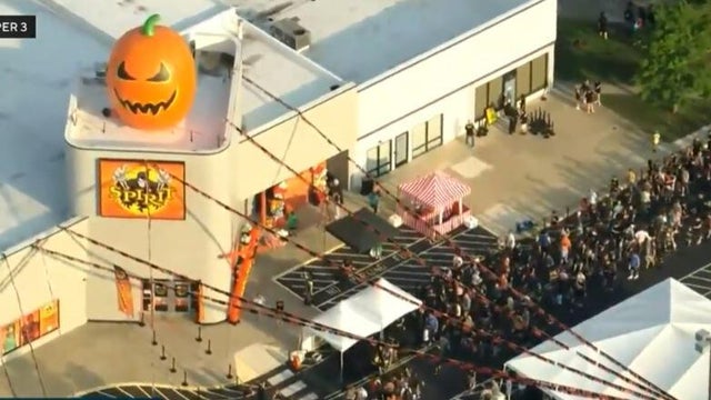 spirit-halloween-crowds.jpg 