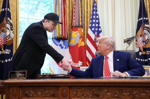 lon Musk shakes hands with President  Trump 