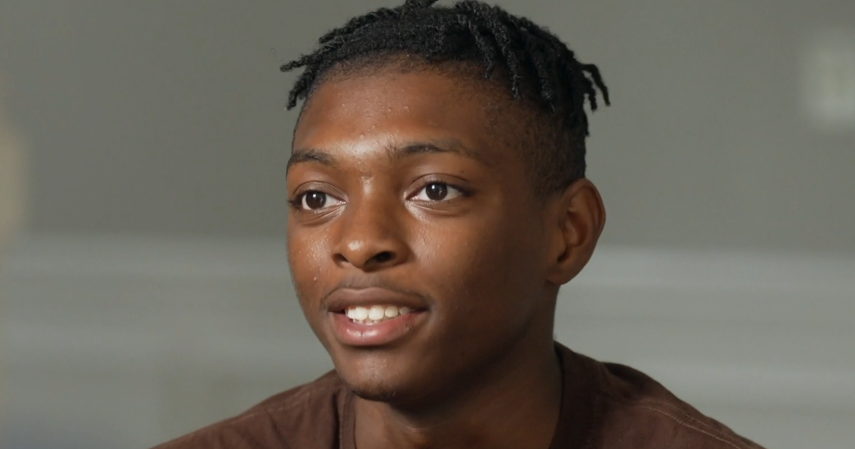 Teen helps coworkers on his graduation night, rewarded with big donations 